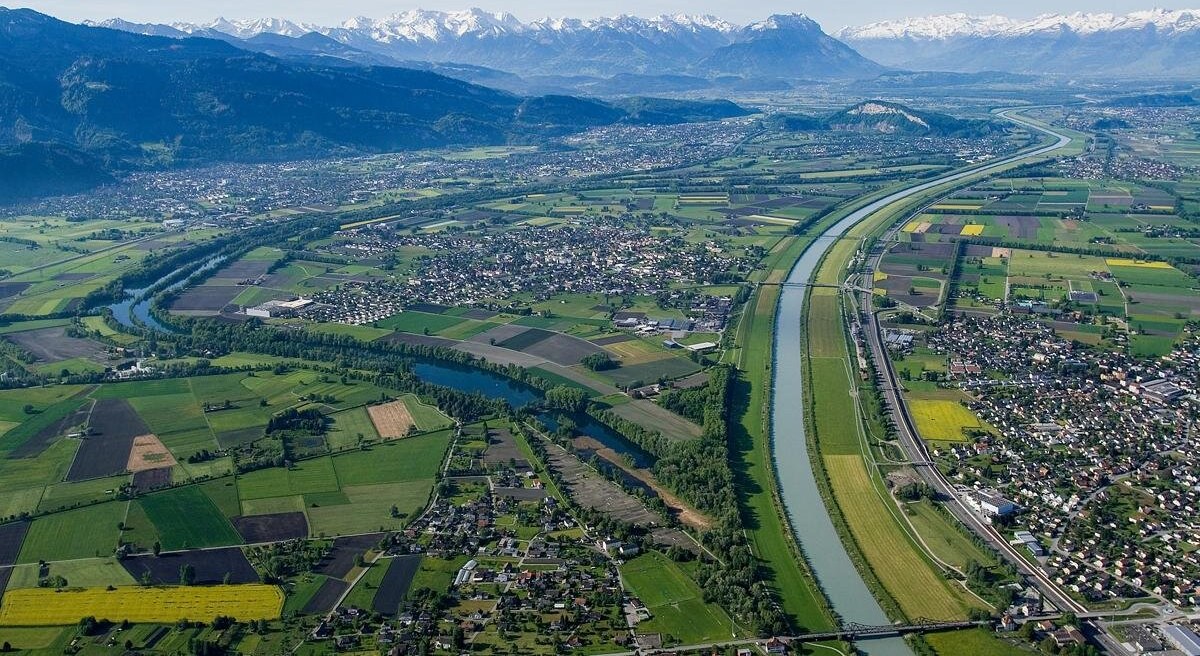 Panorama des St. Galler Rheintals mit Alpen